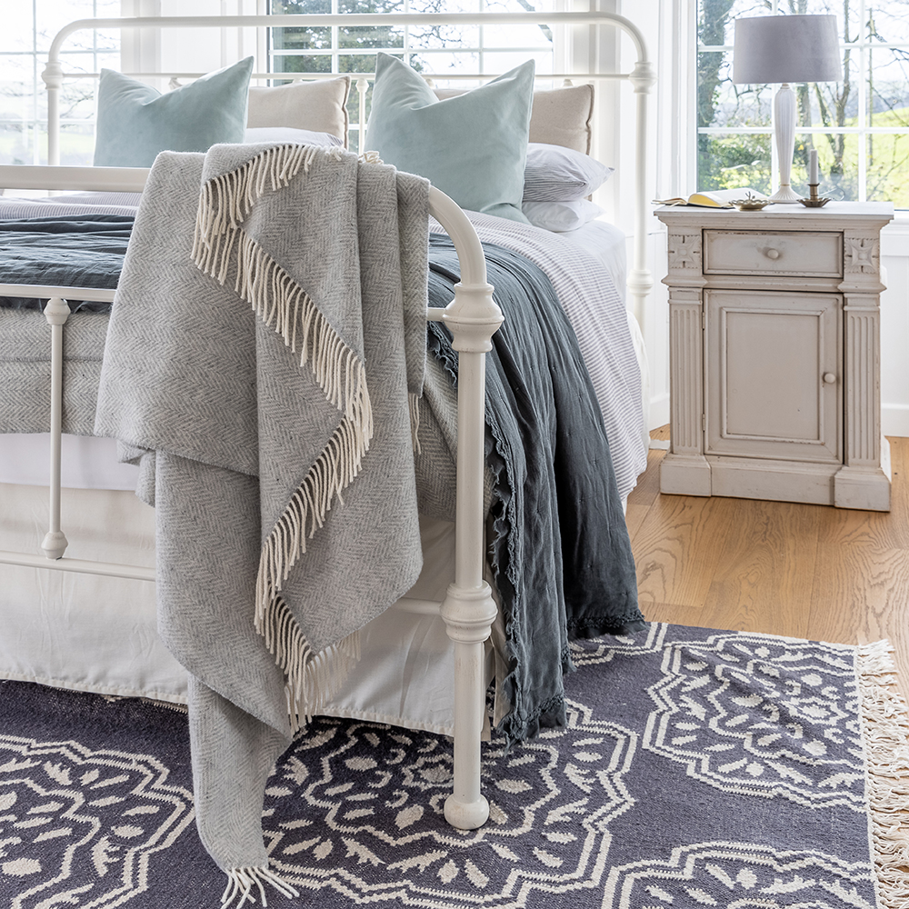 John Hanly - Oversized Merino Wool Cashmere Throw Pale Grey & Cream Herringbone - 136 x 220cm (54 x 87”) John Hanly - Oversized Merino Wool Cashmere Throw Pale Grey & Cream Herringbone - 136 x 220cm (54 x 87”)